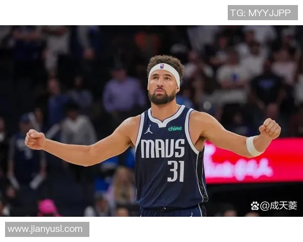 满头脏辫的足球明星如何在赛场上展现独特风采与个人魅力